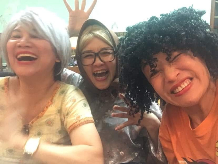Nghệ sĩ Tú Oanh khoe ảnh hài hước bên nghệ sĩ Vân Dung, Ngọc Bích.