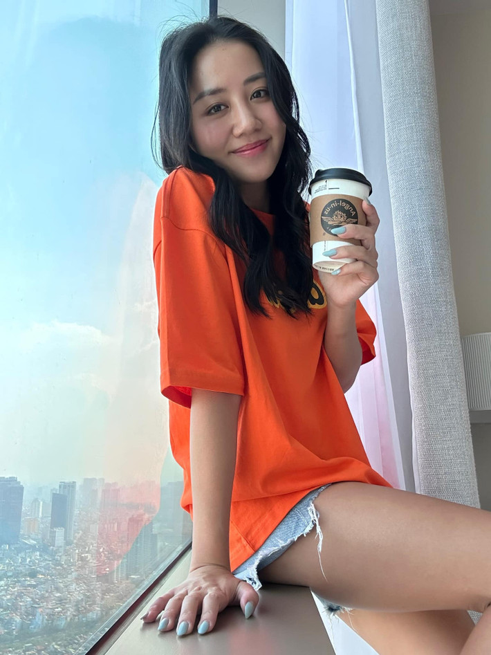 Ca sĩ Văn Mai Hương gầy rộc, thưởng thức café trên tầng cao.