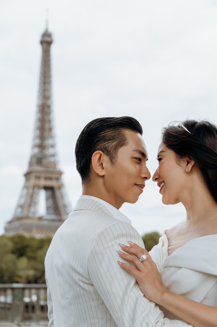 Vợ chồng Khánh Thi dự kiến mời 500 khách đến dự hôn lễ. Khách dự lễ cưới sẽ diện trang phục có màu trắng, hồng. Hiện tại, cả hai gấp rút hoàn thiện những khâu cuối cùng cho lễ cưới.