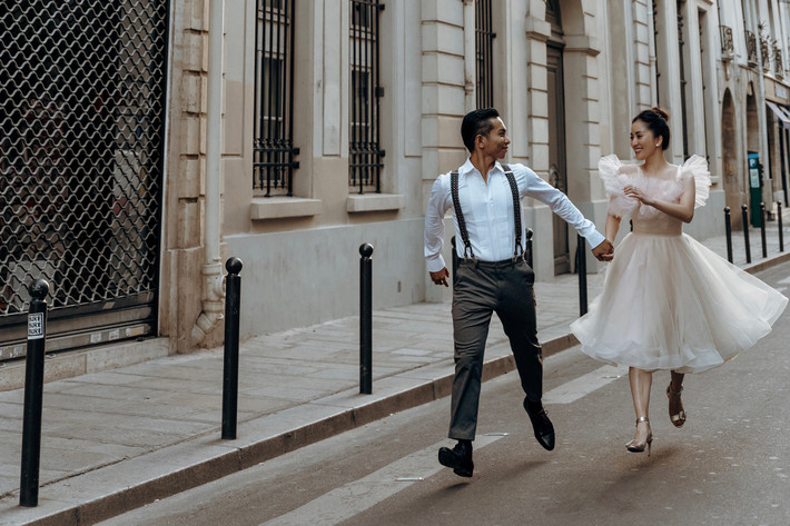 Khánh Thi hơn Phan Hiển 12 tuổi và cũng chính là người thầy dìu dắt, đưa Phan Hiển đến thành công ngày hôm nay. Mối tình thầy trò cùng khoảng cách tuổi chênh lệch từng khiến dư luận bàn tán. Song họ đã vượt qua áp lực để đi đến bến đỗ.