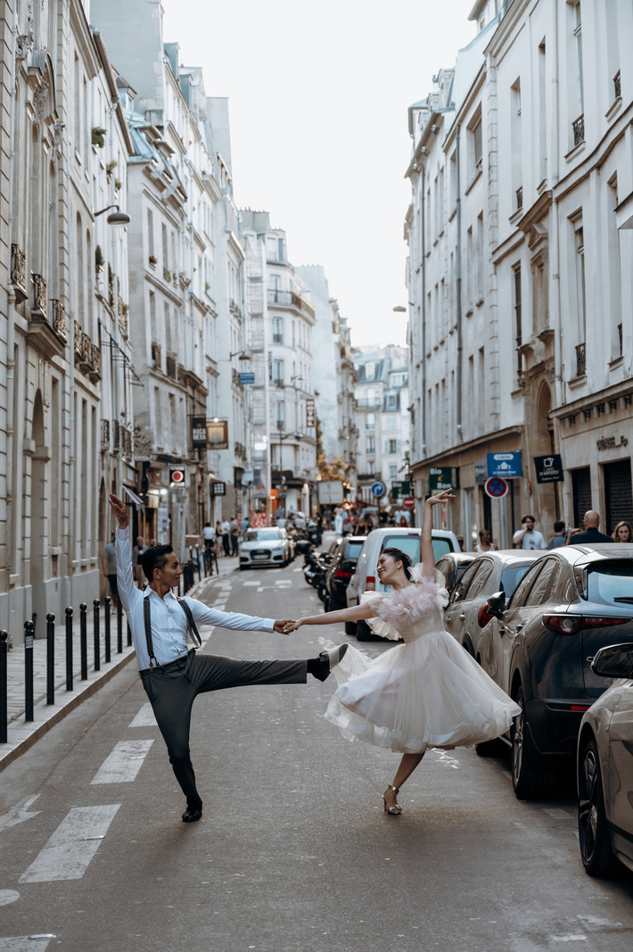 Chính tình yêu dancesport đã kết nối Khánh Thi - Phan Hiển và là chất xúc tác để họ ngày càng gắn bó, cùng nhau vượt qua khó khăn. Khánh Thi tâm sự đối với cô, chuyện tình cảm giống như một bộ phim với rất nhiều cung bậc cảm xúc, thăng trầm.