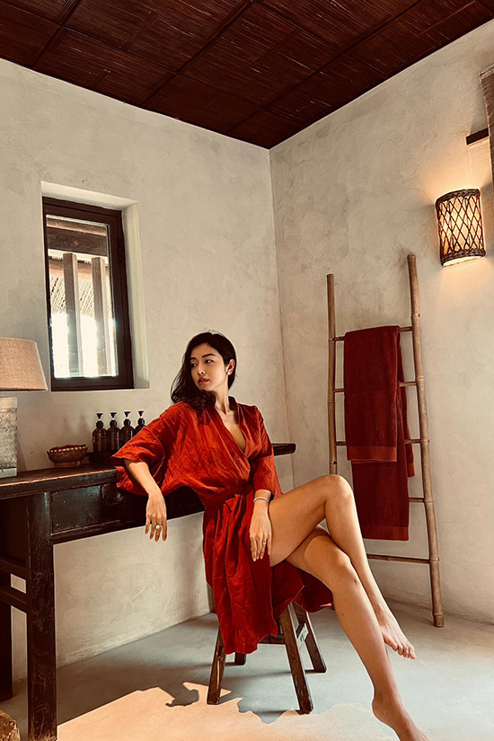 Jennifer Phạm đăng khoảnh khắc gợi cảm tại một khu nghỉ dưỡng và chú thích: 'Bên ngoài có vẻ lạnh lùng/ Bên trong thì lại tận cùng yêu thương'.