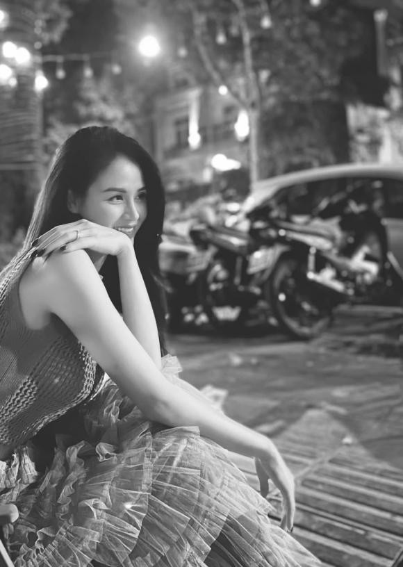 Diễn viên Lương Thu Trang đăng một vài bức hình đen trắng kèm tự sự: "Thu Hà nội dịu dàng và thế giới này vô cùng lãng mạn. Chính vì thế bạn nhất định phải ở bên cạnh những người xứng đáng, ngày ngày tháng tháng trôi qua một đời bình bình an an!".