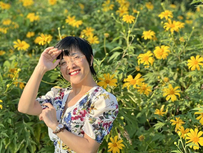 MC Thảo Vân tươi rói trong ngày Thu nắng đẹp.
