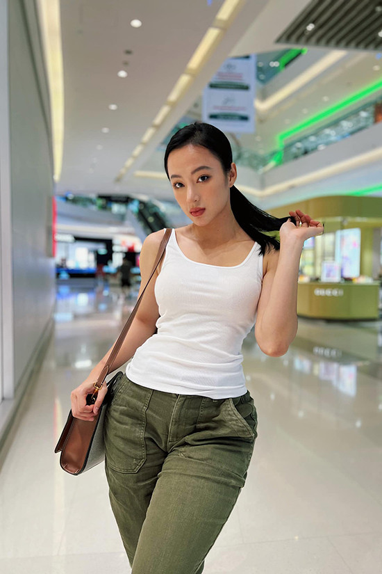 Sao Việt Angela Phương Trinh giản dị với áo phông phối quần kaki vẫn được khen gợi cảm vì đường cong nổi bật.