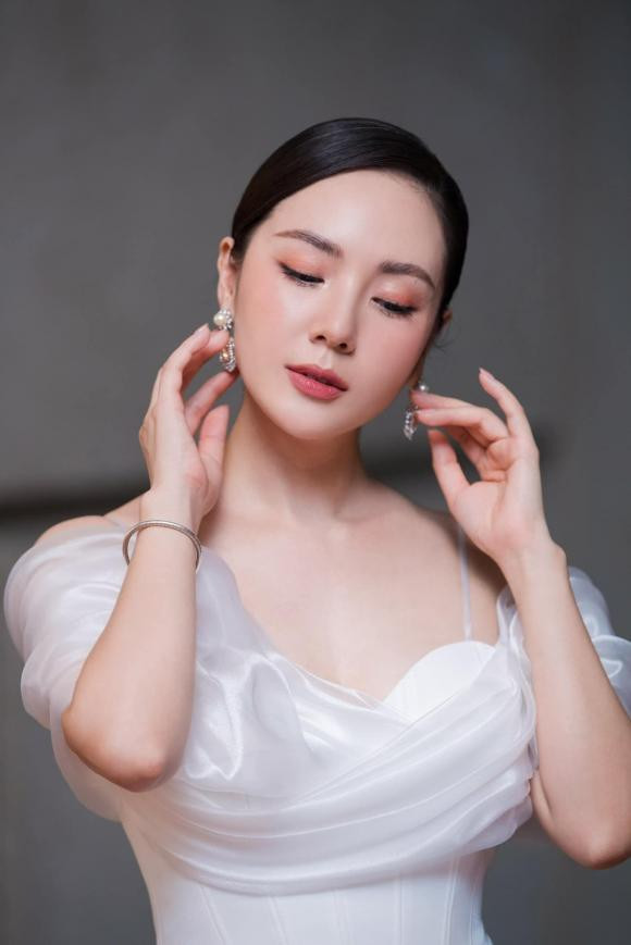 Phương Linh xinh tươi gửi lời chúc dân mạng cuối tuần vui vẻ.