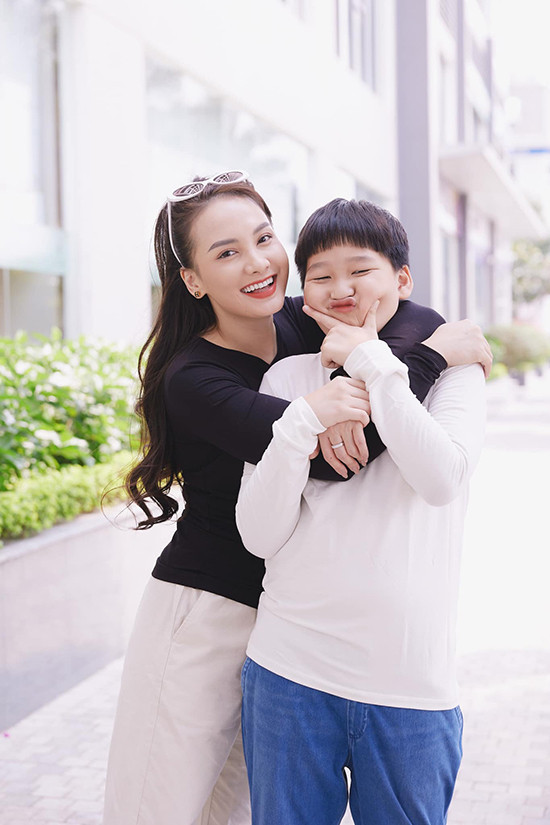 Bảo Thanh khoe con trai đầu lòng cao gần bằng mình. Cậu nhóc tên Bảo, biệt danh ở nhà là Bin, có ngoại hình giống hệt bố.