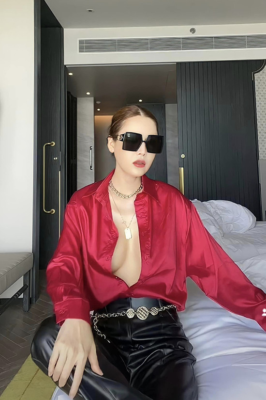 Tin sao Việt ngày 5/11: Bà mẹ ba con' Quế Vân khoe vòng một dao kéo với áo sơ mi mở cúc sơ mi táo bạo.