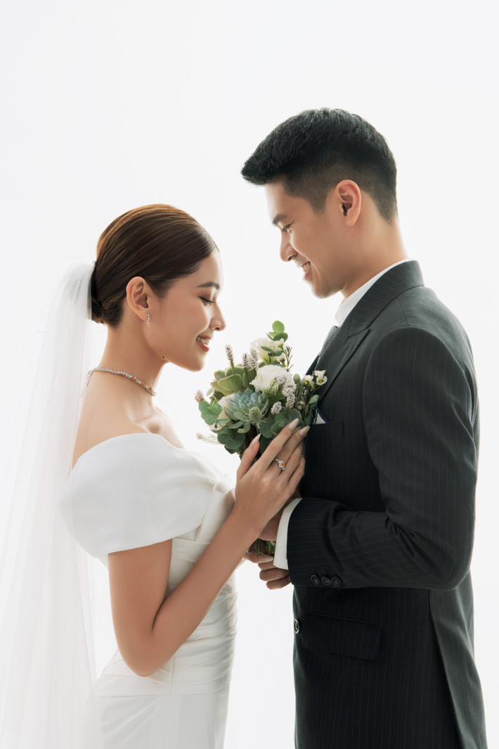 Cả hai được nhận xét xứng đôi vừa lứa. Nửa kia của Thùy Dung từng tốt nghiệp một trường đại học danh giá của nước Mỹ. Anh hiện là doanh nhân tại Hà Nội. Đôi trẻ quyết định về chung một nhà sau gần 4 năm gắn bó.