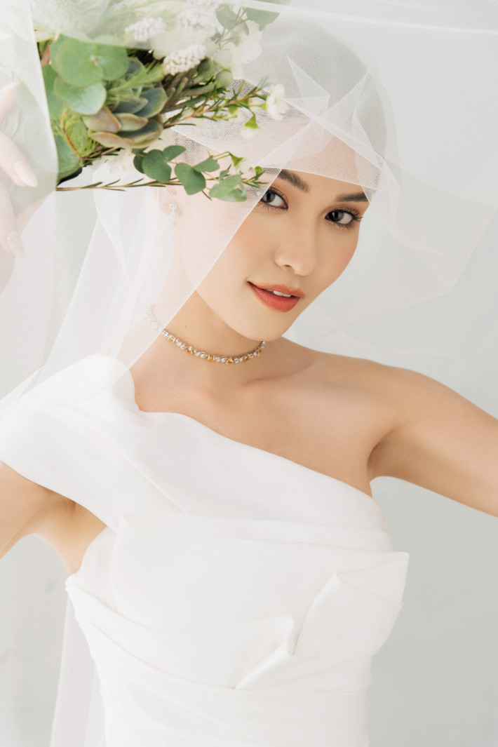 Khi tình cảm tiến đến sự bền chặt, đôi uyên ương quyết định ra mắt gia đình hai bên. Thùy Dung sinh năm 1996, là Á hậu 2 cuộc thi Hoa hậu Việt Nam 2016 (mùa Đỗ Mỹ Linh đăng quang). Cô sống và làm việc tại TP.HCM. Từ năm 2017, Thùy Dung bén duyên với công việc MC, dẫn dắt nhiều sự kiện như họp báo, tuần lễ thời trang.