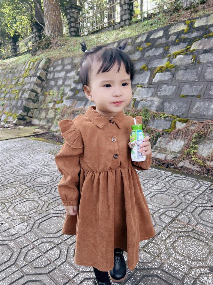 ô bé sở hữu ngoại hình như "bản sao" của ông bố nổi tiếng.