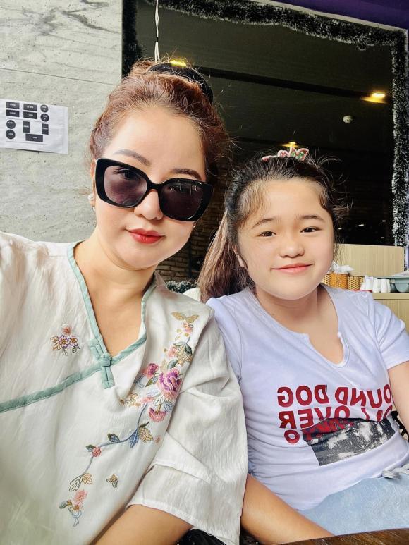Sau khi về Việt Nam, Thúy Nga đưa con gái đi làm từ thiện: "Về đến Nha Trang hết một buổi chiều chỉ để khóc. Sáng ngủ dậy 2 con mắt sưng húp. Giờ 2 mẹ con chuẩn bị đi thăm các em nhỏ ở Khánh Vĩnh nhé".