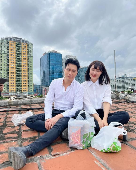 Thành viên ê -kíp chia sẻ hậu trường phim "Hành trình công lý" do Việt Anh và Hồng Diễm đóng: "Buổi hẹn hò đầu tiên Phương chỉ thích lên sân thượng hóng gió với cả mấy bịch snack kiểu tiết kiệm thôi thế mà Hoàng lại dẫn người ta vào nhà hàng Âu sang trọng ăn bò beefsteak. Quen người có điều kiện lại hay ra dẻ chán thật sự, kiểu họ chả hiểu gì mình!".