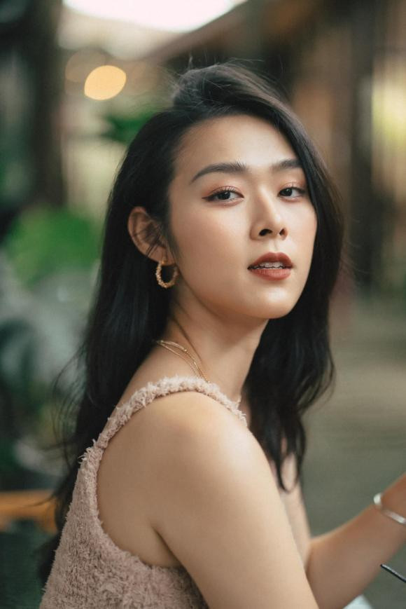 Diệp Bảo Ngọc: "Có quá nhiều hình đẹp nhưng không nghĩ ra caption, nhờ các cao nhân giúp ạ".