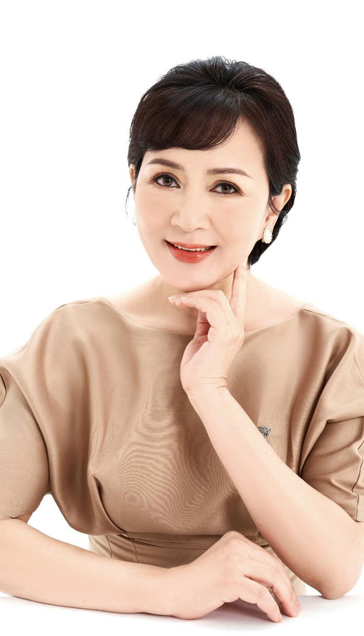Hiện tại, dù đã ở tuổi U60 nhưng diễn viên NSND Minh Hoà vẫn giữ được dung nhan đáng ngưỡng mộ.
