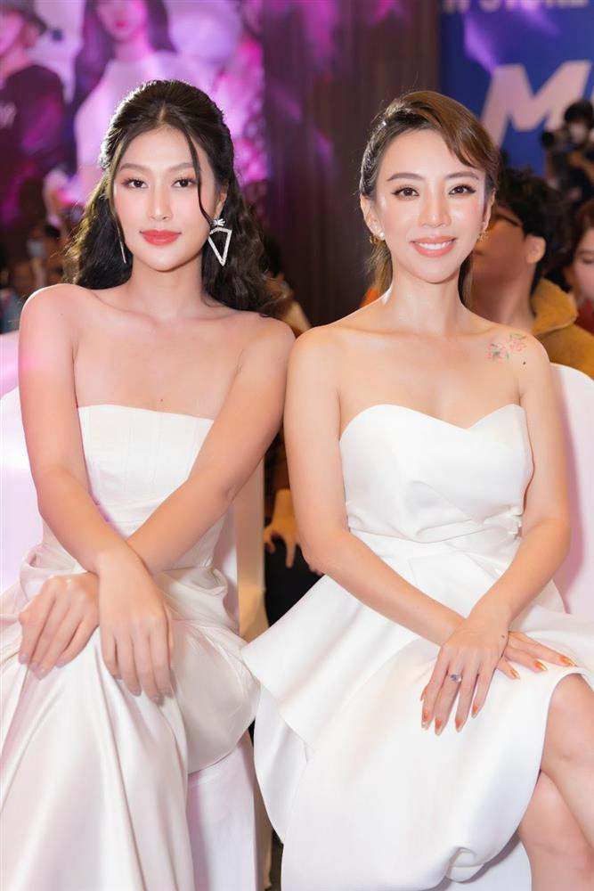 Mới đây, Hoa hậu Thiên Ân gây chú ý khi xuất hiện tại sự kiện cùng diễn viên Thu Trang. Xuất hiện trong bộ váy trắng trễ nải sexy, cô nàng được nhận xét ngày càng thăng hạng về nhan sắc và body cũng gọn gàng hơn trông thấy. Thiên Ân gây thích thú với khoảnh khắc đọ sắc "Hoa hậu làng hài" Thu Trang.