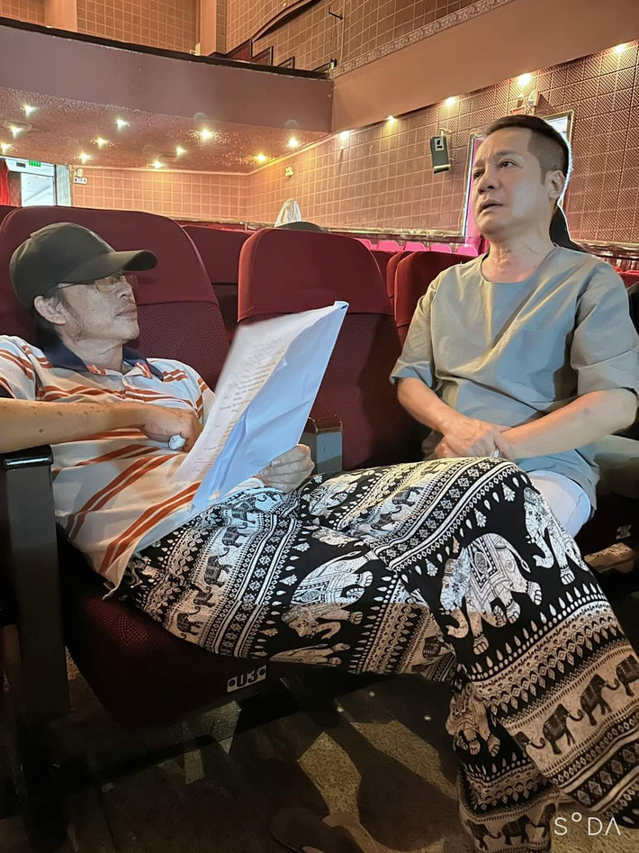 Tin sao Việt ngày 24/11: Trên trang cá nhân, nghệ sĩ Gia Bảo đăng hình ảnh Hoài Linh, Minh Nhí ngồi tập kịch. Hoài Linh dạo gần đây xuống cân, vẻ mặt lộ rõ sự mệt mỏi.
