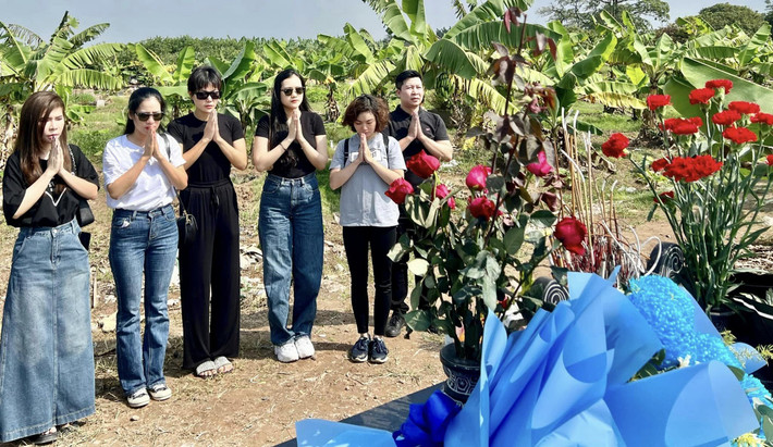 Thanh Hương cùng dàn nghệ sĩ nhà hát Kịch Hà Nội thăm mộ NSND Hoàng Dũng.