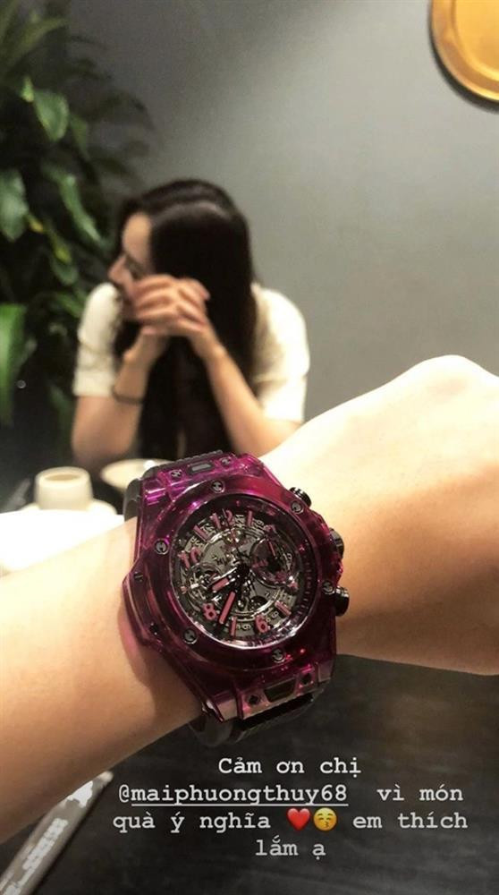 Trong dịp sinh nhật của người đẹp, Đỗ Mỹ Linh từng được đàn chị Mai Phương Thúy tặng cho chiếc đồng hồ thương hiệu Hublot với giá niêm yết hơn 400 triệu đồng. Mẫu đồng hồ thuộc dòng Big Bang Unico Sapphire Red, chỉ có 250 chiếc trên thế giới.