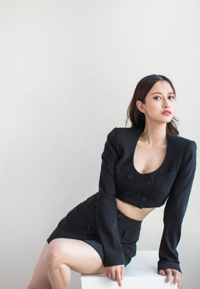 Trần Nhã Lệ sinh năm 1987, bước chân vào showbiz với vai trò người mẫu. Sau đó, cô thi đỗ vào Học viện Điện ảnh Bắc Kinh và bắt đầu con đường diễn xuất. Cô từng tham gia diễn xuất trong phim Thư thánh Vương Hy Chi, Transformers 4, Tây du ký: Nữ nhi quốc (Phùng Thiệu Phong, Triệu Lệ Dĩnh), Tiểu Q.