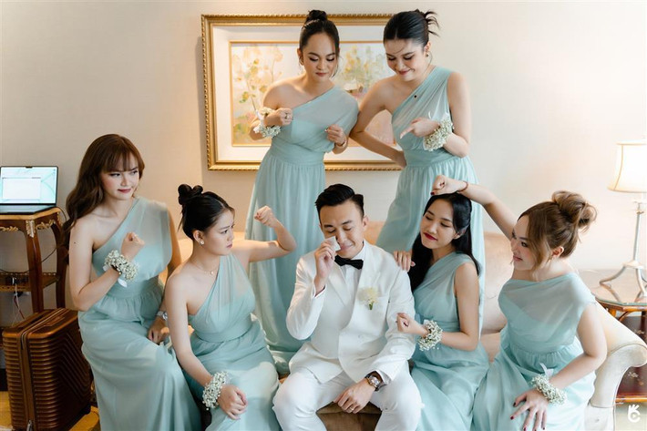 Chú rể Phan Tô Ny cũng tranh thủ tạo dáng chụp hình cùng dàn phù dâu. Biểu cảm của MC HTV khi bị dàn mỹ nhân "dọa đánh" khiến người xem bật cười.