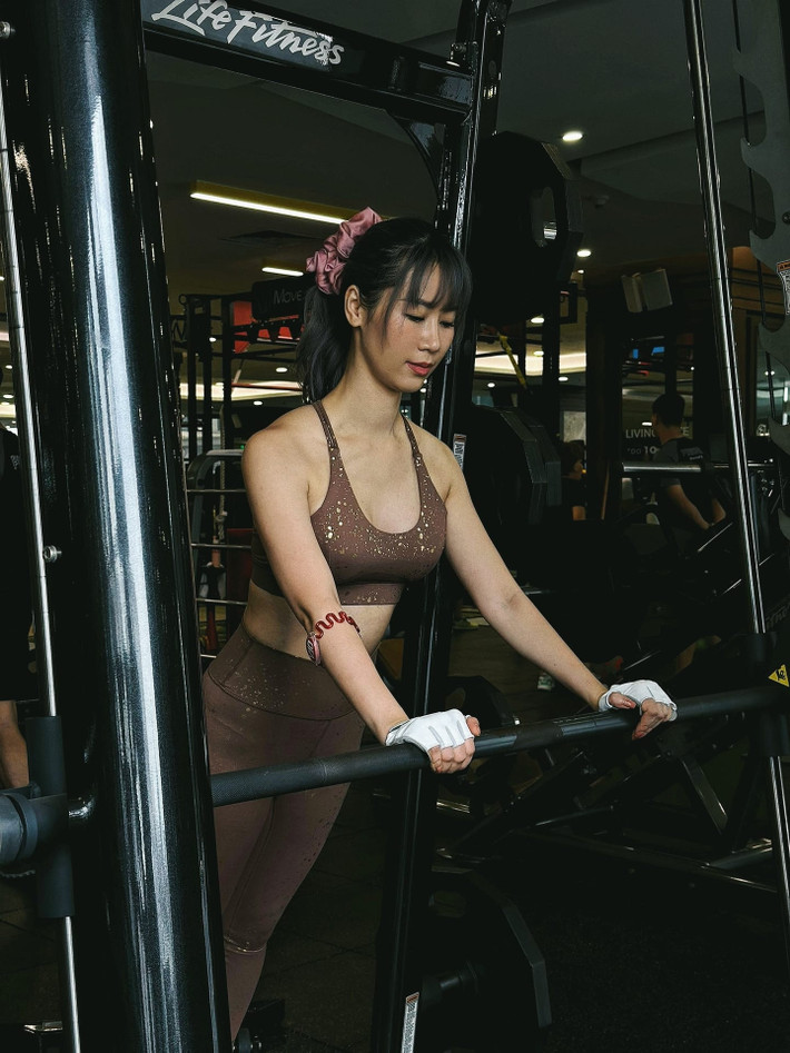 Sao Việt ngày 22/11: Hoa hậu Dương Thùy Linh khoe thân hình săn chắc, gợi cảm với trang phục thể thao. Người đẹp thể hiện quyết tâm tập luyện, cải thiện vóc dáng.