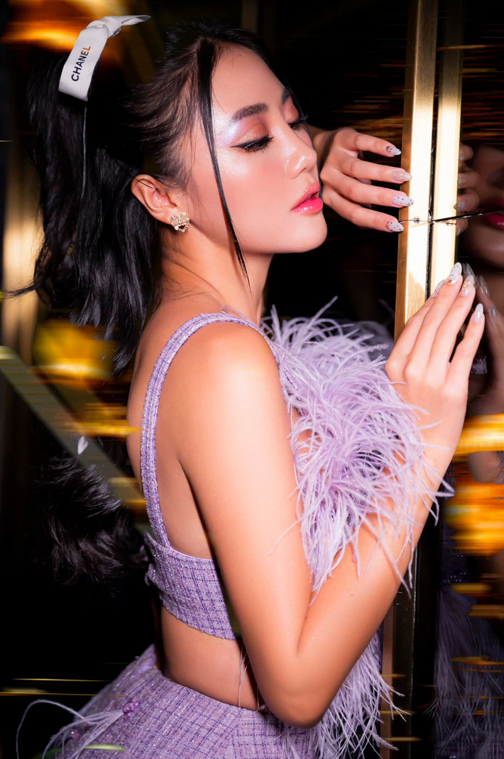 Ca sĩ Văn Mai Hương khoe eo hững hờ.