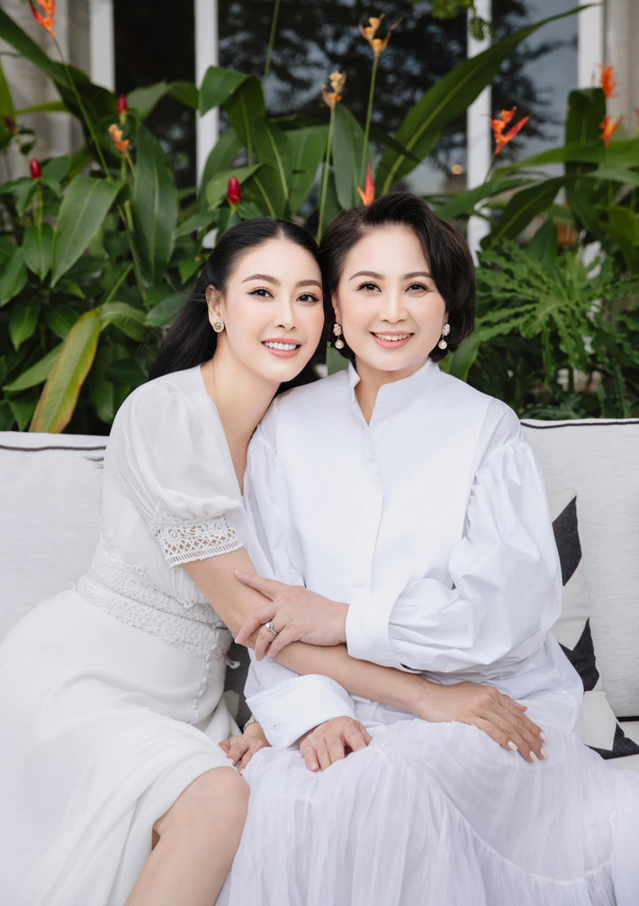 Hà Kiều Anh đăng ảnh bên mẹ được khán giả khen ngợi.