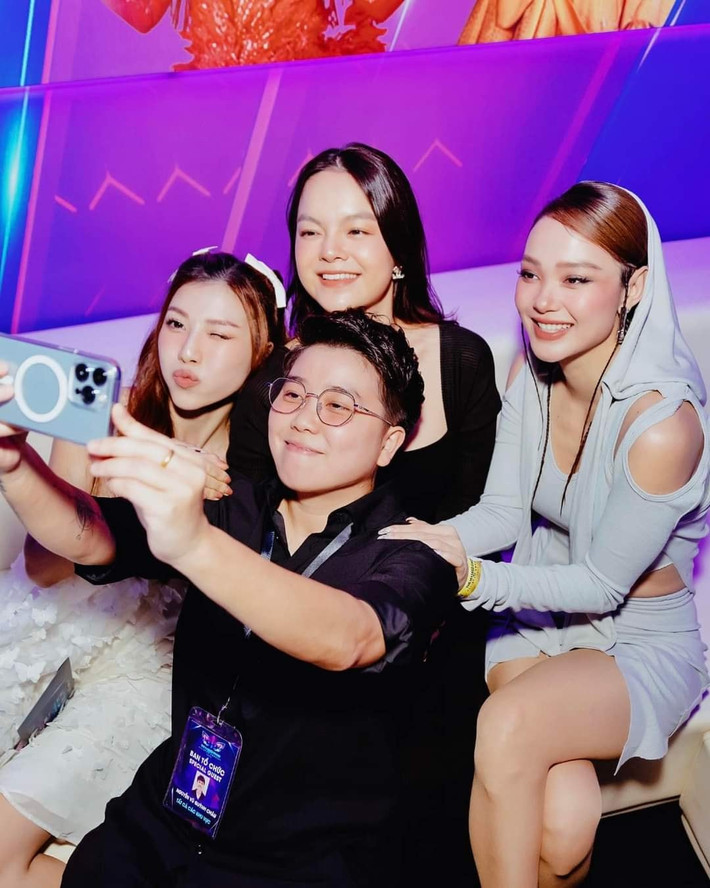 Ca sĩ Minh Hằng thân thiết Phạm Quỳnh Anh và Trang Pháp trong hậu trường một show diễn.