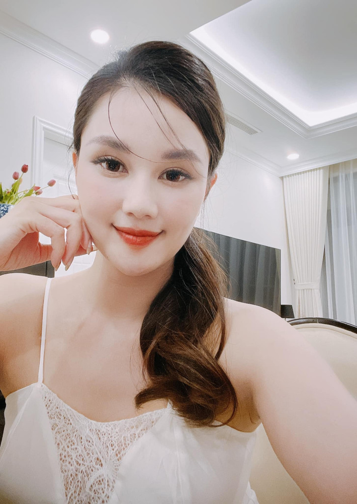 MC Huyền Châu gợi cảm trong chiếc váy ngủ.