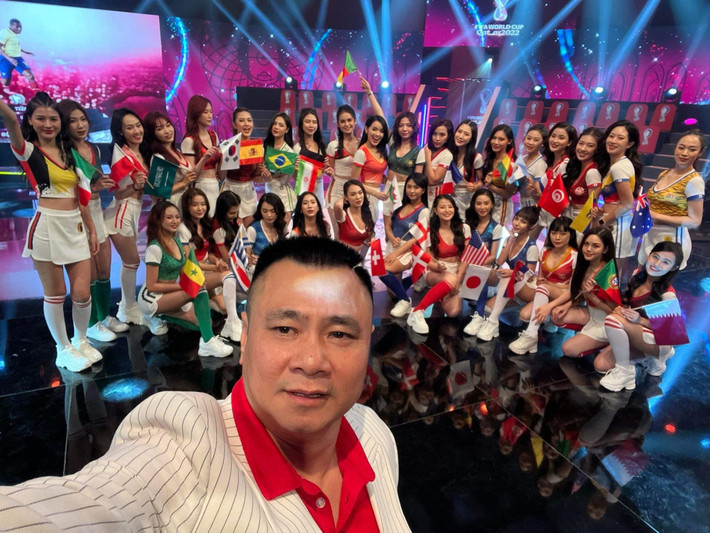 Tự Long chụp ảnh bên các hotgirl 'nóng cùng World Cup' và viết: ''Chọn một đội đồng hành cùng vô địch nhé cả nhà!''.
