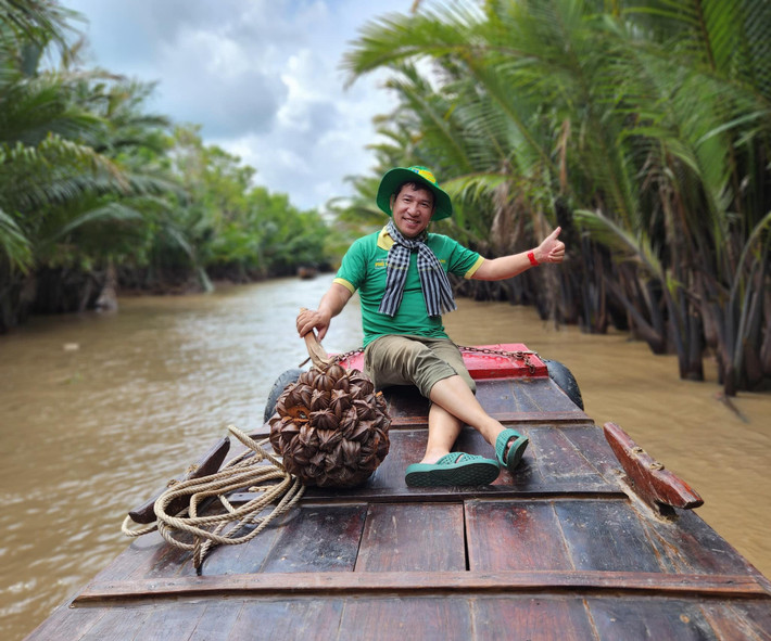 Tin sao Việt ngày 13/11: NSƯT Quang Thắng trải nghiệm sông nước miền Tây.