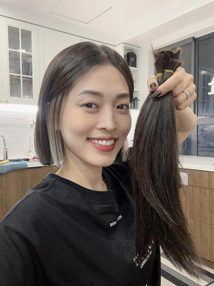 Á hậu Phương Nga bất ngờ cắt tóc ngắn sau kết hôn với diễn viên Bình An. Người đẹp cho biết cô đã ước mong ngày này đến từ rất lâu.