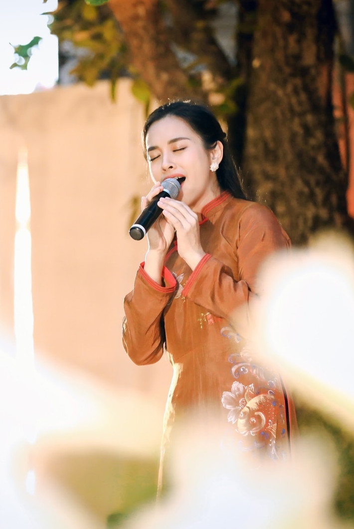 Ca sĩ mặt nạ là game show âm nhạc hiếm hoi mà Ngọc Mai tham gia. Tuy nhiên, khả năng thiên phú trong giọng hát, kỹ thuật thanh nhạc của cô khiến dàn cố vấn ngưỡng mộ. Trấn Thành từng nói: "O Sen là một nghệ sĩ thiên biến vạn hóa, tài năng xuất chúng khiến ban cố vấn phải nổi da gà".