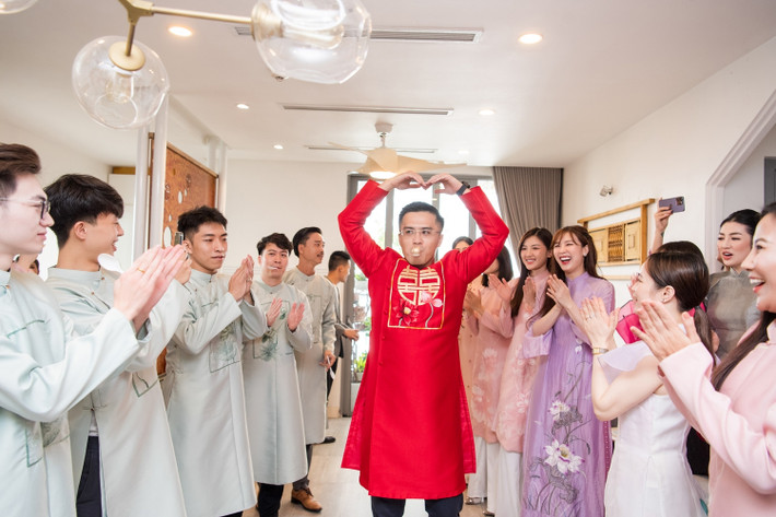 Một số thử thách như truyền quả trứng bằng miệng, trả lời các câu hỏi về sở thích của cô dâu, số lần 2 người đi du lịch cùng nhau từ lúc yêu…