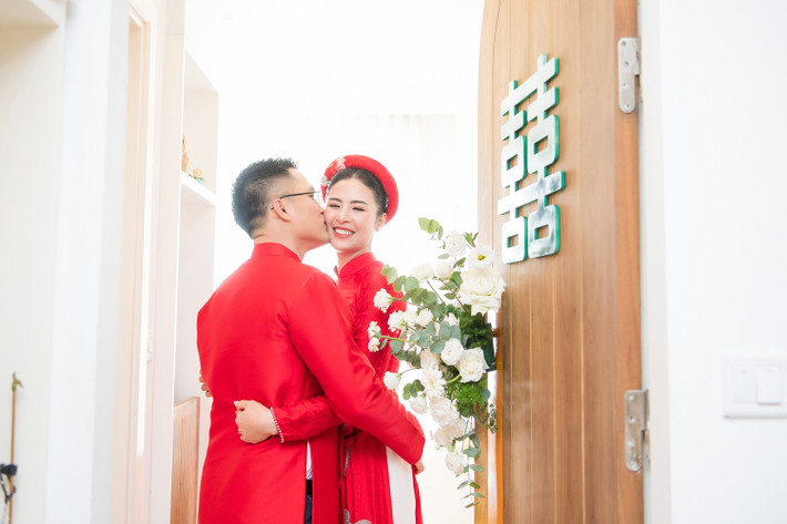 Sau khi vượt qua nhiều thử thách, chú rể Phú Đạt đã đón được cô dâu. Anh thơm má vợ dịu dàng.