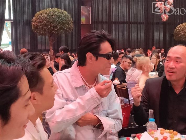 iều Minh Tuấn với phong cách "cool ngầu" khi đi sự kiện.