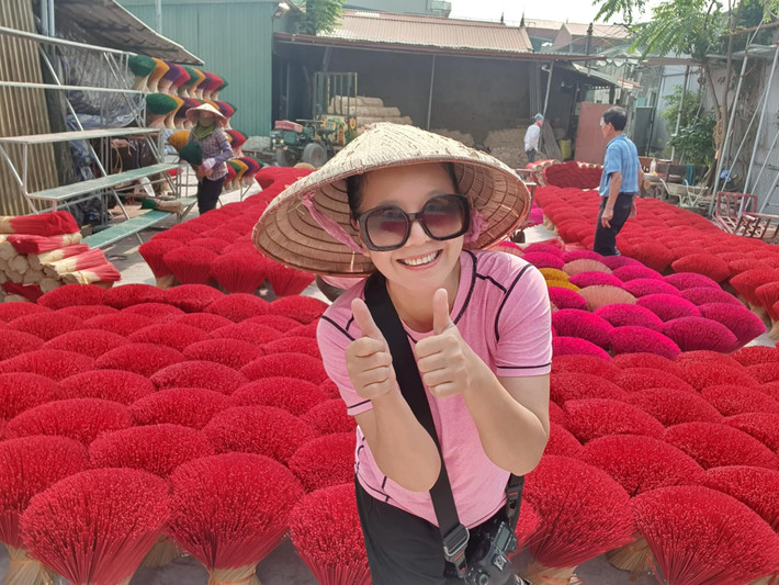 Nghệ sĩ Chiều Xuân chụp ảnh tại làng làm hương.