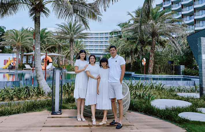 Cả gia đình mừng sinh nhật sao Việt Bình Minh tại Phú Quốc.