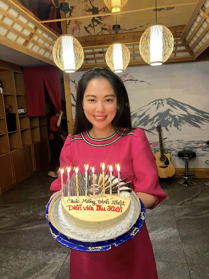 Diễn viên Thu Hiền mừng tuổi mới.