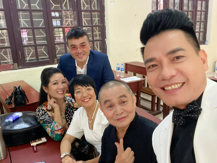 Tin sao Việt ngày 7/11: Xuân Hinh, Thanh Thanh Hiền, MC Thảo Vân,... chụp ảnh vui vẻ trong lúc chờ diễn. MC Thảo Vân cho biết, hiếm khi họ tụ họp với nhau đông như vậy vào 8h30 sáng để diễn.