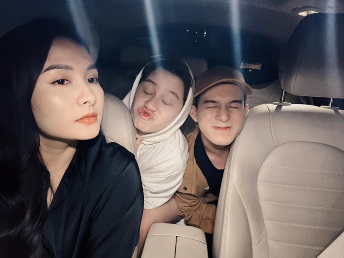 Bảo Thanh, Bảo Hân, Quang Anh trên đường đi làm chụp ảnh hài hước.