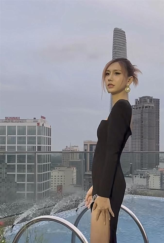 br/> Dù gần như đã phẫu thuật hoàn toàn từ ngoại hình đến giọng nói để thực hiện ước mơ trở thành một người phụ nữ thực thụ nhưng Lynk Lee vẫn muốn tân trang sắc đẹp hơn thế. Mới đây, nữ ca sĩ thành tâm điểm sự chú ý khi lần đầu xuất hiện với "giao diện" hoàn toàn mới hậu sửa mũi.