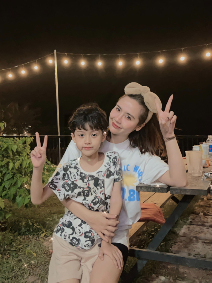 Diễn viên Phan Minh Huyền chụp ảnh vui vẻ cùng con trai giống mẹ như đúc.