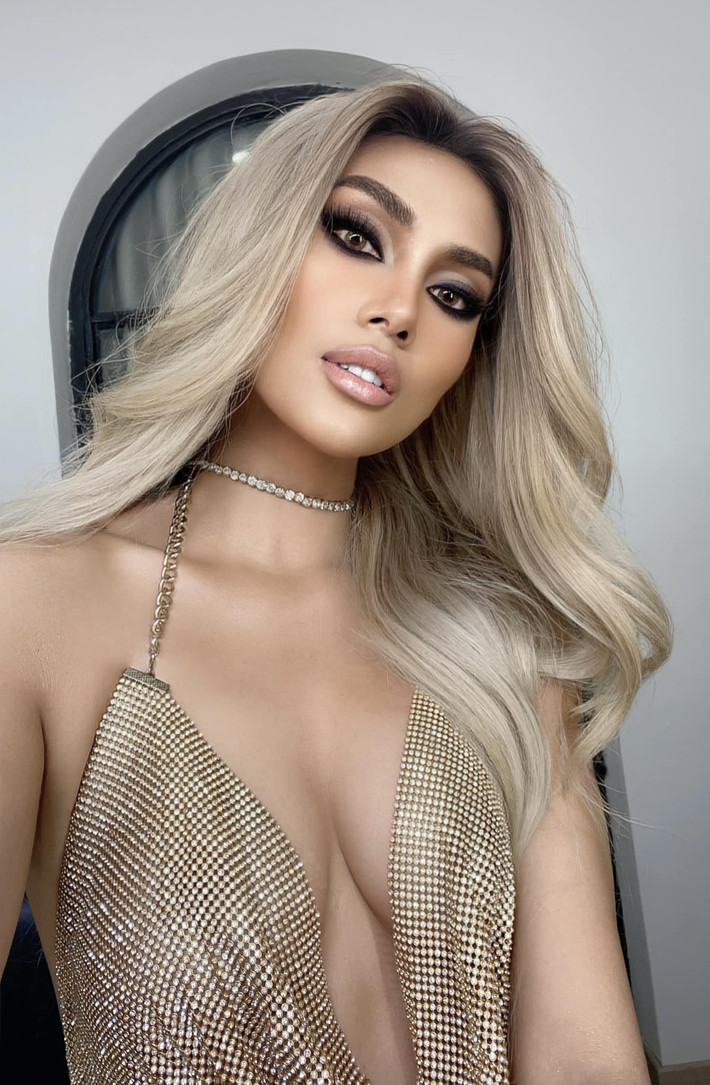 Người mẫu Võ Hoàng Yến khác lạ với lối trang điểm đậm, tây, khoe vòng 1 sexy.