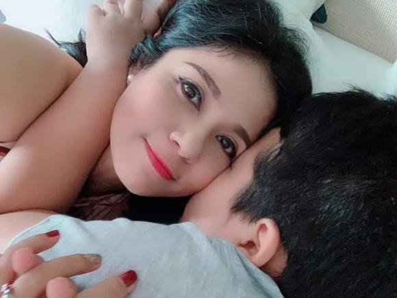 Ngọc Trinh khoe ảnh ấm áp bên con trai.