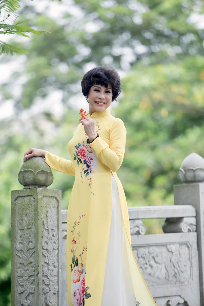 NSƯT Hồng Liên thướt tha với áo dài.