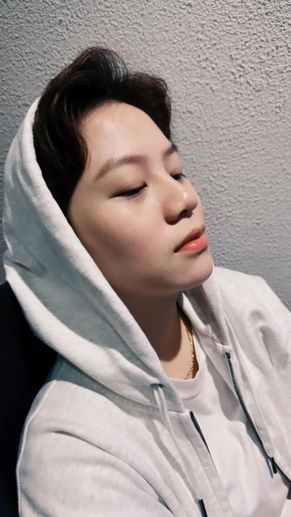 Bảo Hân "Về nhà đi con" đăng ảnh và hóm hỉnh viết: ''Ảnh chỉ mang tính chất khoe da mặt và chiếc mũi to chà bá".