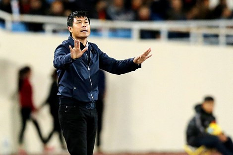 Ngoài những trang phục lịch lãm thì không ít lần người ta bắt gặp Hữu Thắng "máu lửa" với những bộ quần áo giản dị, thoải mái, năng động, trẻ khỏe. Trong ảnh là sự kết hợp giữa áo khoác bomber và quần jean đen. Ảnh: TT&VH.