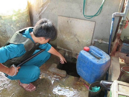 Tổng tang vật bị tạm giữ chờ tiêu hủy lên đến gần 600 kg nhưng khi xử lý mới 92 kg thì chủ hàng đã đi khỏi hiện trường, không hợp tác với đoàn kiểm tra nên cơ quan chức năng phải nhờ tổ trưởng tổ dân phố đến chứng kiến và ký vào biên bản. Trong ảnh, nước thải được đổ thẳng ra con rạch phía sau nhà gây ô nhiễm trong khu vực